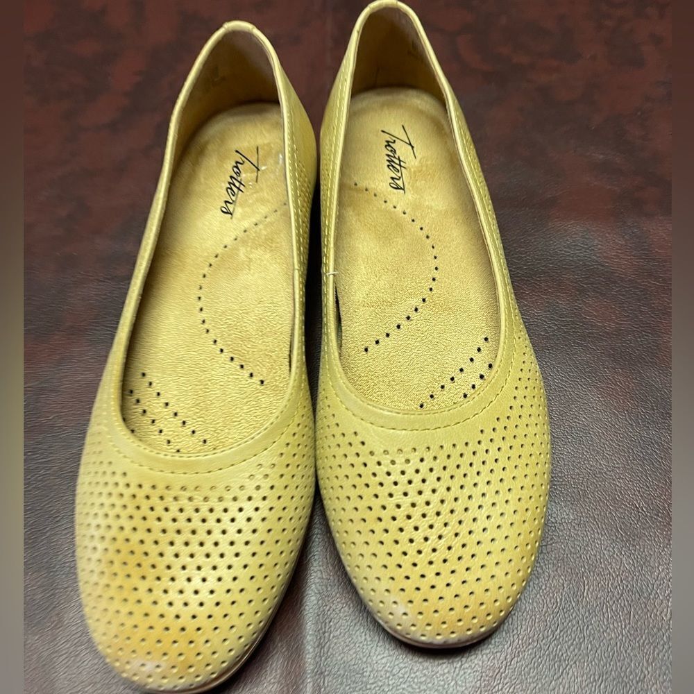 Trotters Darcey leather flats, size 8M‎